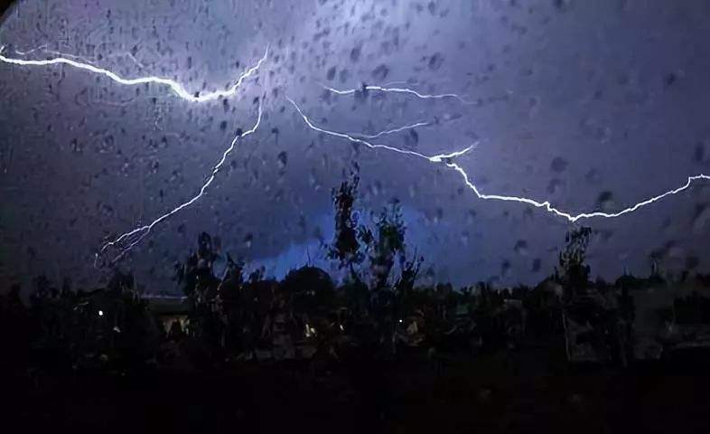暴雨來(lái)襲，請注意人身安全