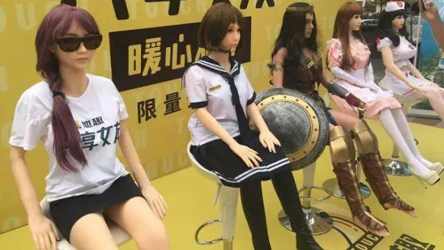 高傲的“單身”還是選擇人體硅膠娃娃？
